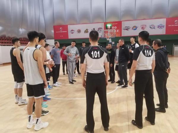 cba裁判为什么一直不改变（CBA裁判过于严格？再不纠偏，中国男篮在国际赛场要吃大亏）