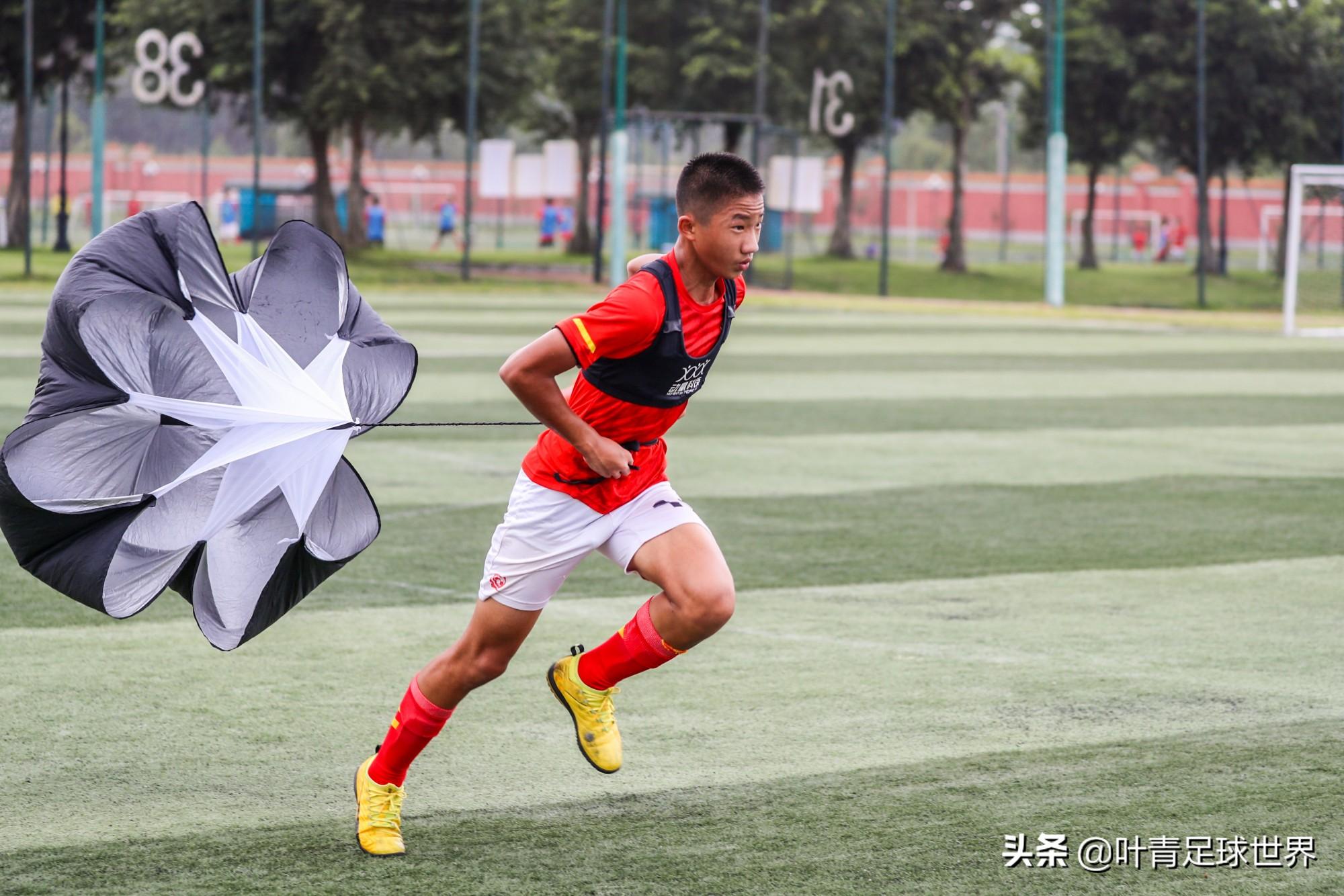 恒大足球青训怎么报名(探秘恒大足校:2万人报名,只招300人!百里挑一,全免费培养)