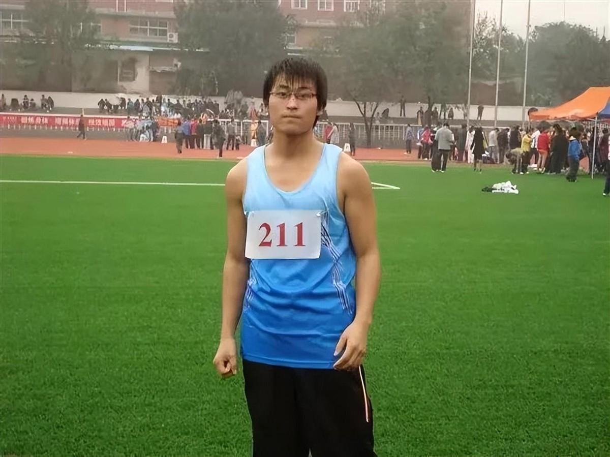 他为了冠军做出哪些牺牲（他被日本冠军称为英雄，21年却因跑马拉松遇难，2岁女儿替父领奖）
