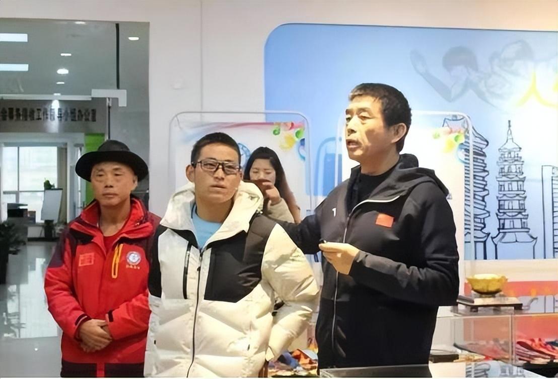 他为了冠军做出哪些牺牲（他被日本冠军称为英雄，21年却因跑马拉松遇难，2岁女儿替父领奖）