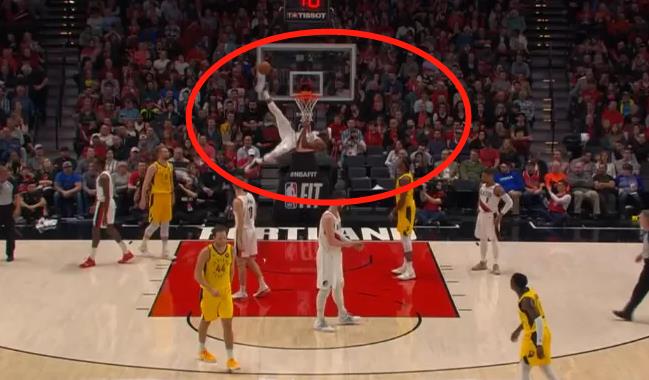 足球场上的搞笑动作(图看NBA五大爆笑瞬间:库里快攻准备扣篮,不料脚下一滑太尴尬)