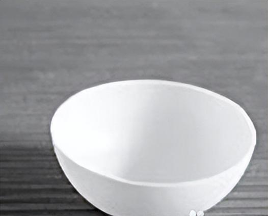 怎么做简单的羽毛球(教大家如何利用生活中的废弃饮料瓶和玻璃珠制作羽毛球)