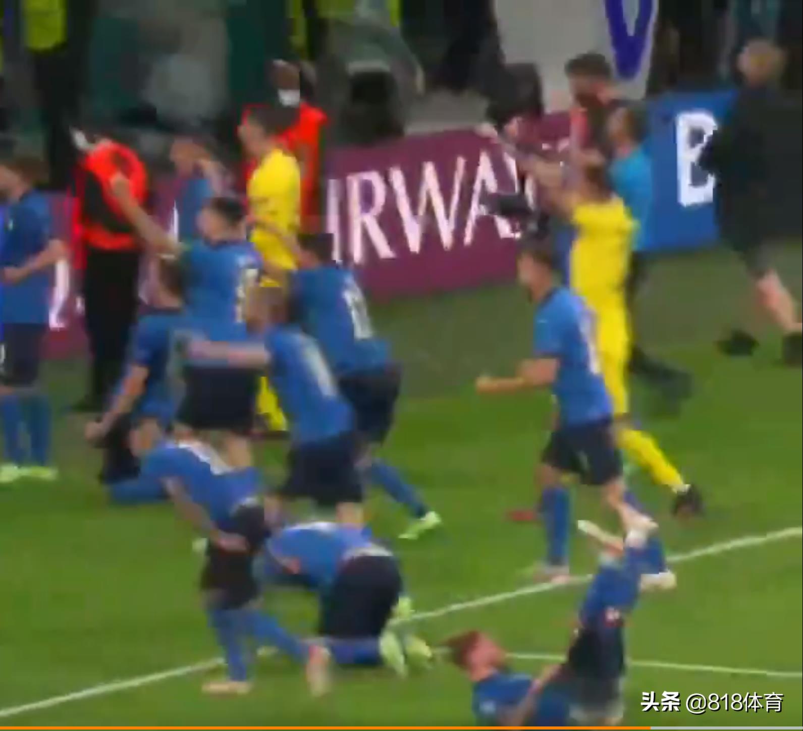 转载足球场上老二走光图片（大型社死现场!意大利队集体扑地庆祝,因莫比莱球裤掉了露出小内裤）