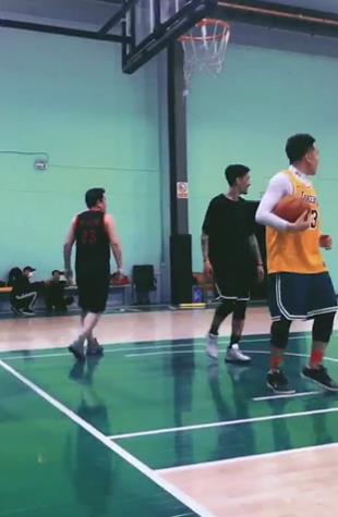 打篮球背影照片(61岁毕福剑近况曝光,与年轻小伙大战篮球,一连投4球背影潇洒)