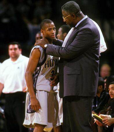 关于艾弗森的励志小故事（家境贫寒逆境中成长，力压科比当选状元，这是艾弗森的传奇故事）