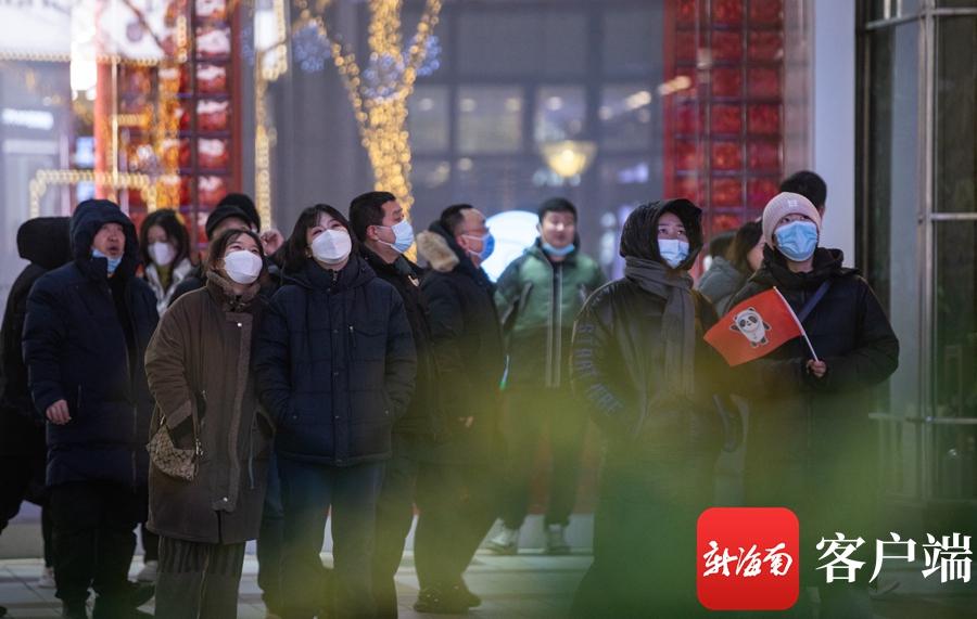 2020年的冬奥会在哪里举办(新海南记者带你看冬奥|北京冬奥会开幕 市民户外看直播)