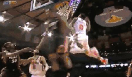 科比双手举起霸气照片（5图告诉你什么叫神仙球！科比负角度让哈登无奈，JR360度拉杆暴扣）