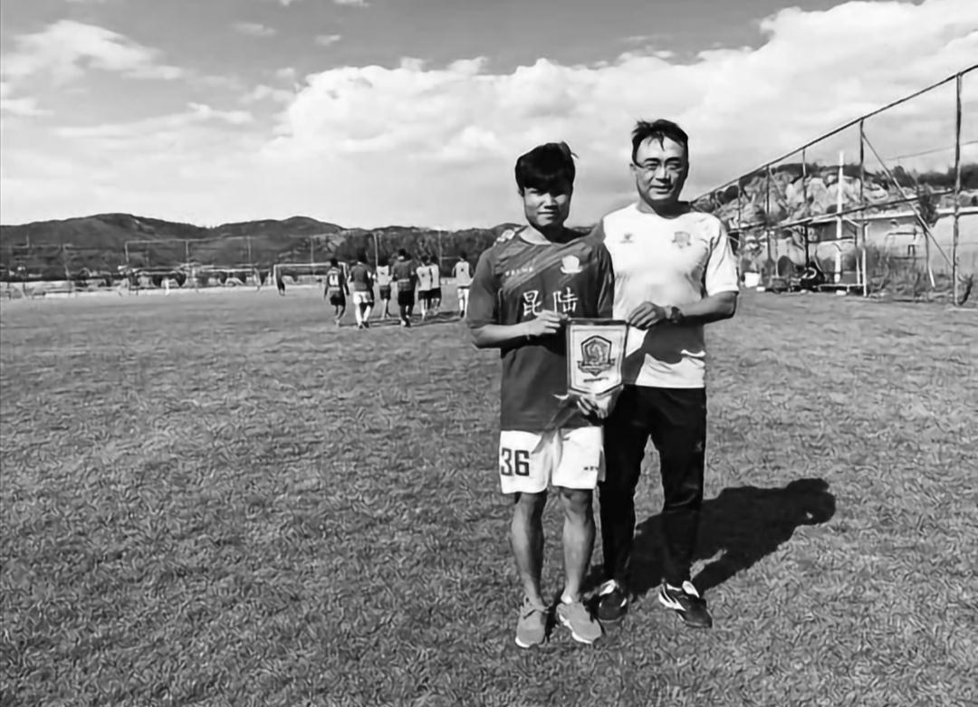 一个人练足球尴尬吗(关于国内屡次出现所谓的足球少年而引发的一些思考)