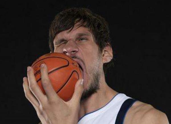 手小可以抓篮球吗（篮球在NBA这些球星手里 总是感觉小一号！张伯伦2根手指抓球）