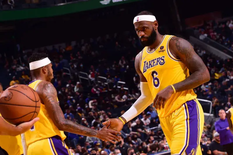 威少湖人首秀先来个助攻练练手（威少湖人首秀翻车数据惨淡，12中4的詹姆斯：季前赛还没训练重要）