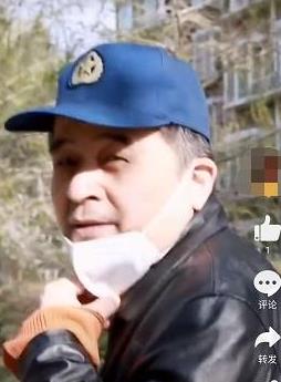 打篮球背影照片(61岁毕福剑近况曝光,与年轻小伙大战篮球,一连投4球背影潇洒)