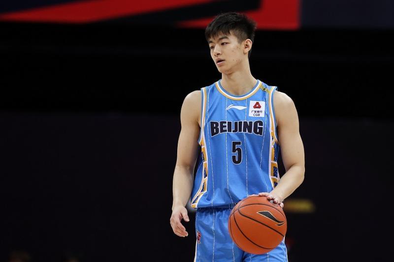 杨阿力篮球比赛视频(CBA - 首钢队杨阿力热身赛眉骨被打开 缝针12针)