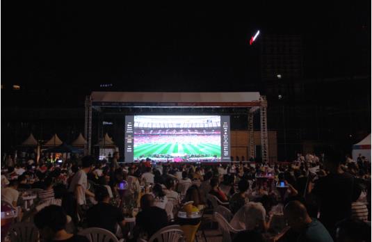 燃情世界杯文化(“燃情世界杯,西村狂欢夜”火热开幕,巴蜀男神李伯清亮相现场)