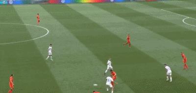 捷克队vs荷兰(半场:荷兰0-0捷克,巴拉克门前两米放高射炮,场面略显沉闷)