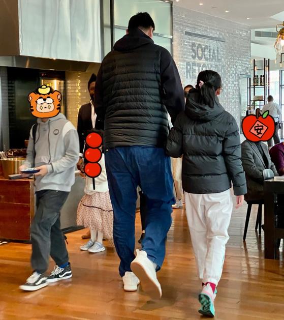 姚明的儿子和女儿(姚明过年带孩子,11岁女儿到爸爸手臂似有180,长腿继承叶莉基因)