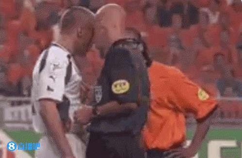 足球裁判科里纳执法(那个时代的鹰眼!传奇名哨科里纳迎62岁生日,一起为他送上祝福吧)