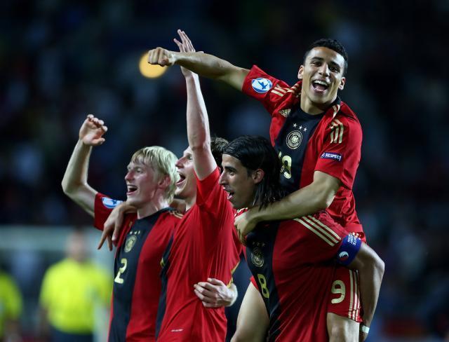 足球82号球星(“脸哥”赫迪拉挂靴:再见,大满贯领袖与被误解的模范8号)