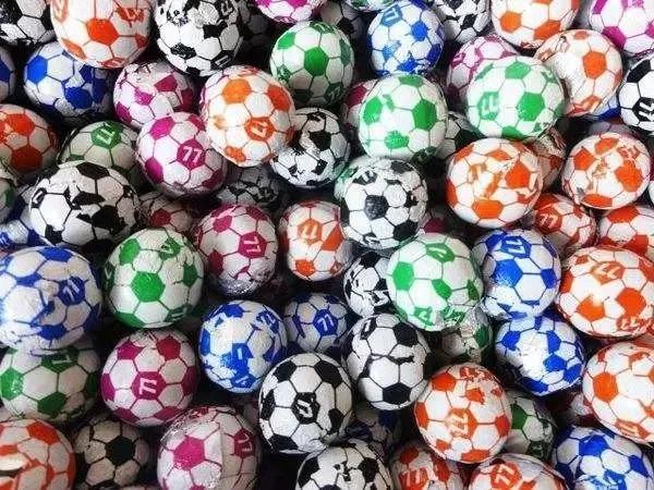 看世界杯必买的零食(80后记忆中的美味-足球巧克力)