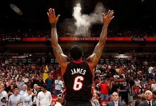 詹姆斯是伪巨星吗(詹姆斯是伪巨星,真实表现根本配不上现在的地位)