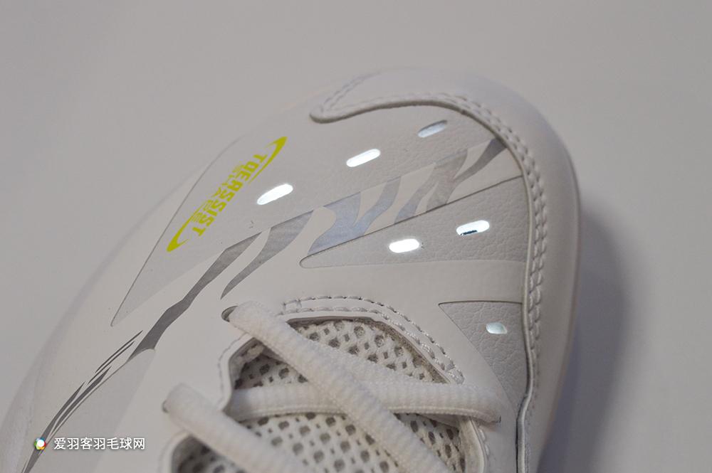 儿童打羽毛球穿什么鞋好(这款羽毛球鞋火了20年!国际选手几乎人手一双)