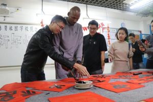 篮球馆新春对联（球星也爱春节文化，有人爱饺子，有人爱春联，乔丹让人捧腹大笑）-华海博客