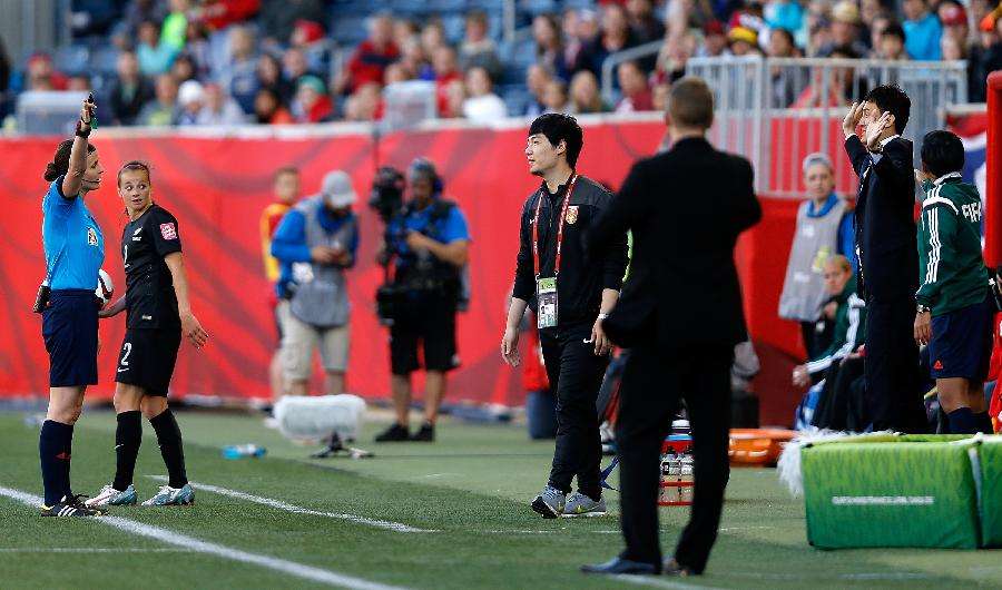 足球拿到红牌会怎么样（足球比赛中有哪些冷门的规则？红牌并不是罚下场，足球小将有漏洞）