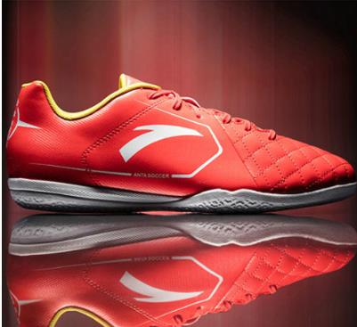 足球鞋ag钉啥意思（在人造草坪穿什么运动足球鞋）