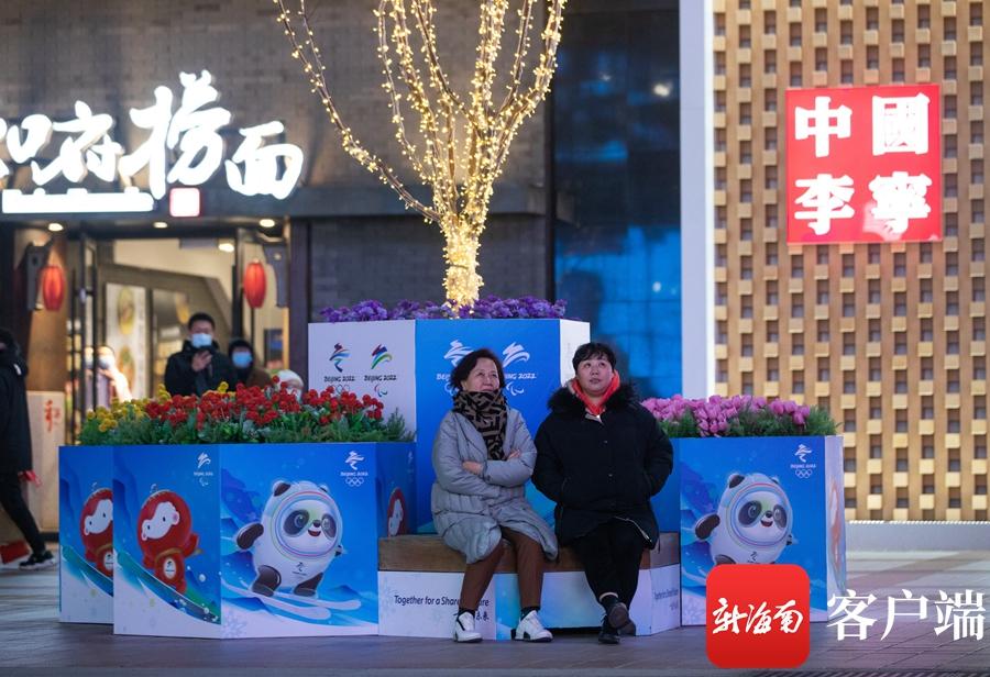 2020年的冬奥会在哪里举办(新海南记者带你看冬奥|北京冬奥会开幕 市民户外看直播)