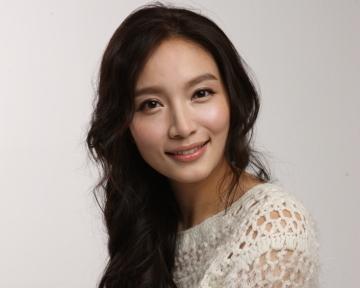 我丈夫能踢到50岁(美过宋慧乔,被丈夫砍断手指踢至流产,结婚13天离婚,45岁仍单身)