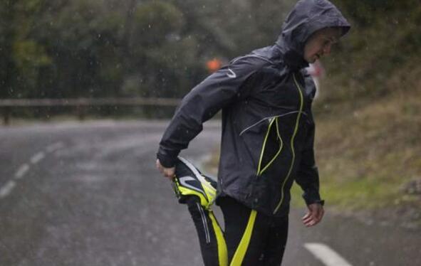 安德玛的篮球手感好吗(跑步装备之速干衣:速干面料究竟有多神奇?)