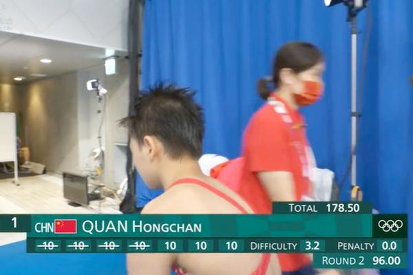 跳水怎么扣分（中国00后小花跳水有多强？7个裁判无人扣分，去掉的最低分是10分）