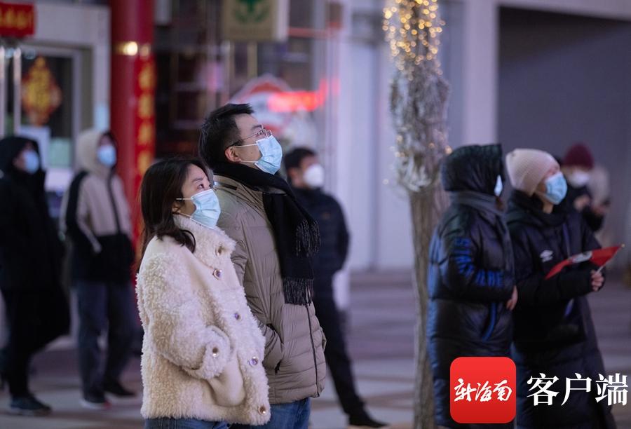 2020年的冬奥会在哪里举办(新海南记者带你看冬奥|北京冬奥会开幕 市民户外看直播)