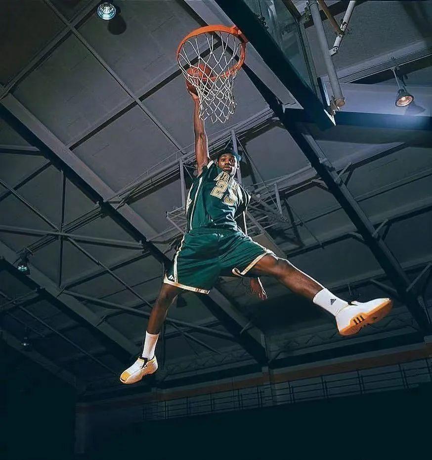 科比上脚过的球鞋（为何拒绝上脚第三代个人签名鞋？科比阿迪达斯时期球鞋全盘点）