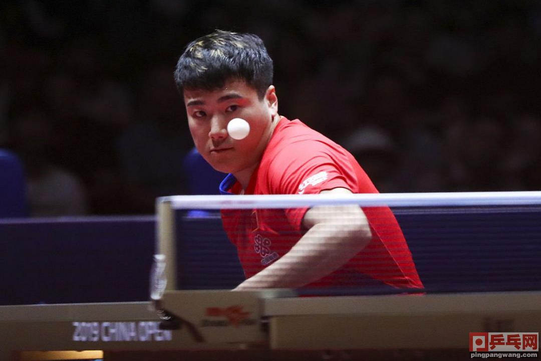樊振东拿过多少世界冠军（樊振东5届世乒赛之旅，从最可爱到最暴力，重点培养8年终夺冠）