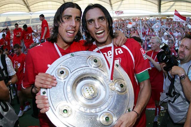 足球82号球星(“脸哥”赫迪拉挂靴:再见,大满贯领袖与被误解的模范8号)