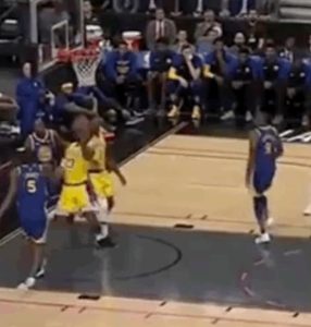 科比双手举起霸气照片(5图告诉你什么叫神仙球!科比负角度让哈登无奈,JR360度拉杆暴扣)-华海博客