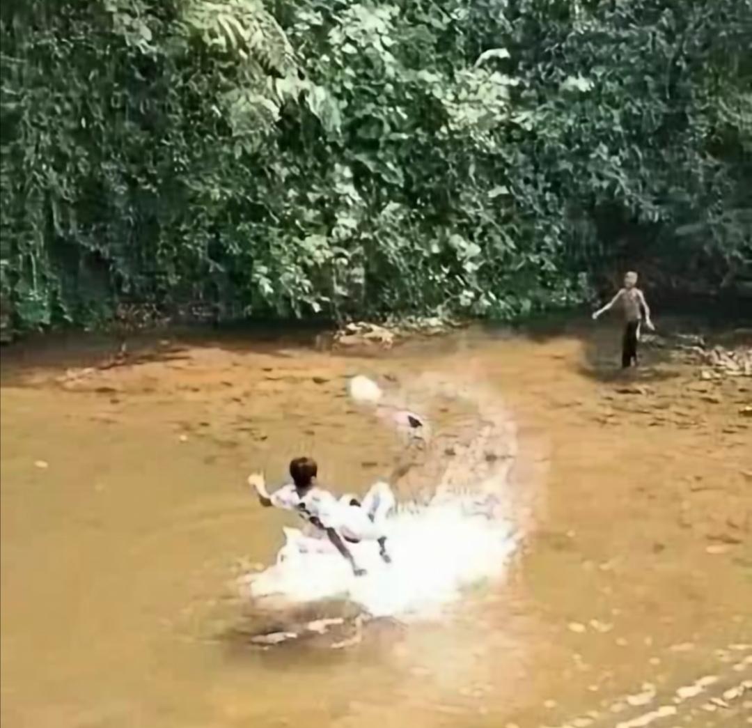 一个人练足球尴尬吗(关于国内屡次出现所谓的足球少年而引发的一些思考)