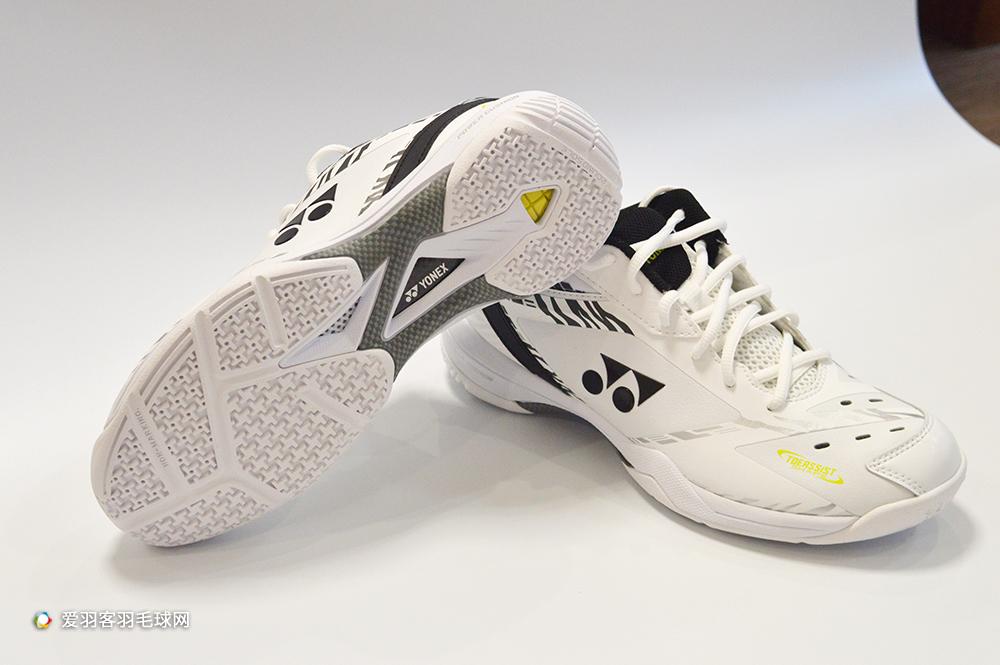 儿童打羽毛球穿什么鞋好(这款羽毛球鞋火了20年!国际选手几乎人手一双)