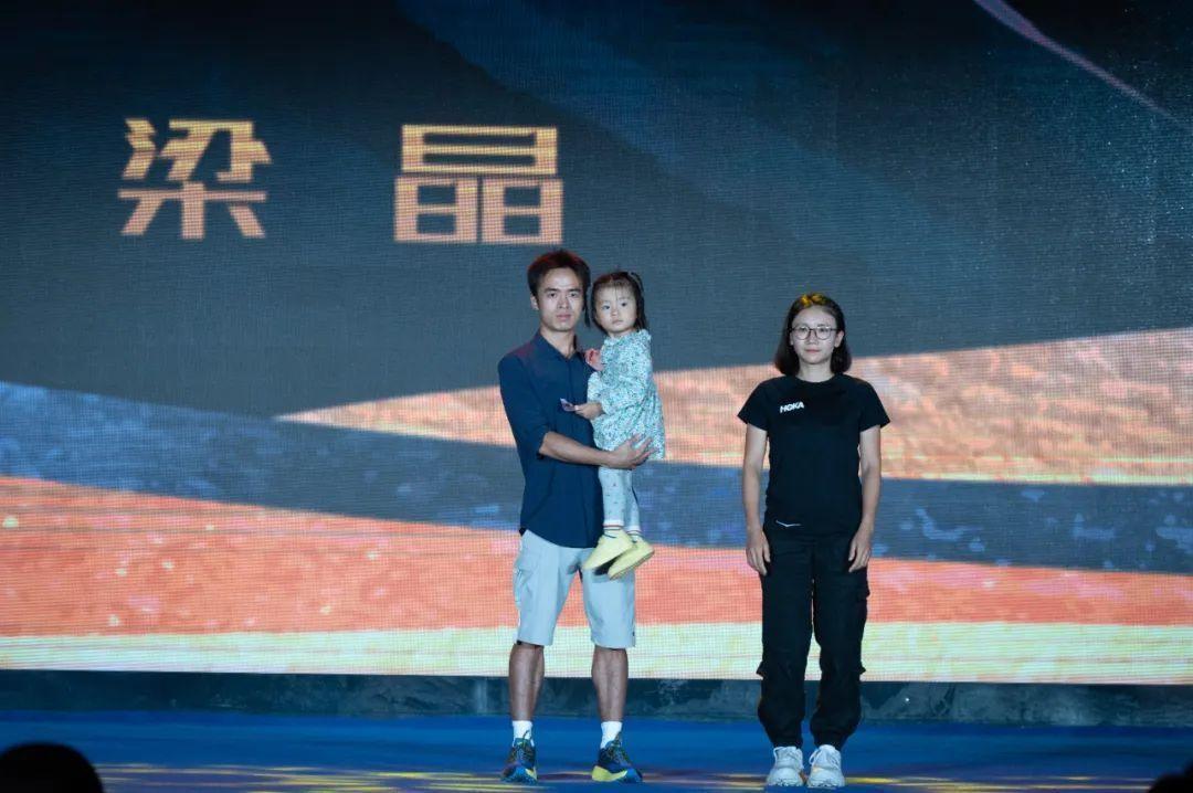 他为了冠军做出哪些牺牲（他被日本冠军称为英雄，21年却因跑马拉松遇难，2岁女儿替父领奖）