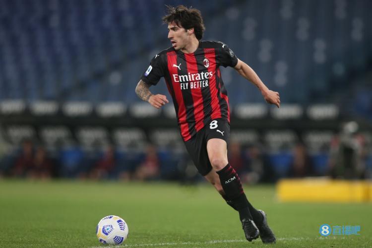 托纳利和邓弗里斯在德比中发生冲突(队长范!托纳利比赛中为特奥出头,气势完全盖过邓弗里斯)