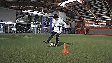 足球花式起球过人（五个花式过人技巧（不建议在实战中使用））