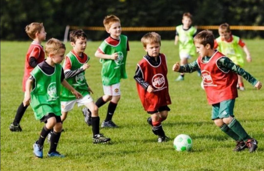 一个人练足球尴尬吗(关于国内屡次出现所谓的足球少年而引发的一些思考)