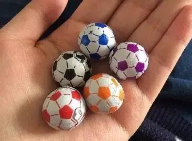 看世界杯必买的零食(80后记忆中的美味-足球巧克力)