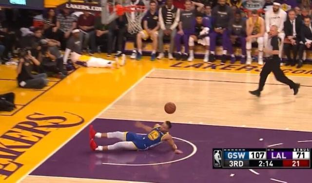 足球场上的搞笑动作(图看NBA五大爆笑瞬间:库里快攻准备扣篮,不料脚下一滑太尴尬)