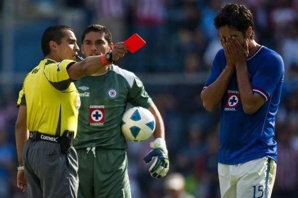 足球拿到红牌会怎么样（足球比赛中有哪些冷门的规则？红牌并不是罚下场，足球小将有漏洞）