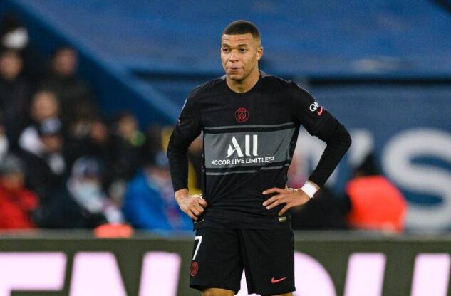 c罗总共踢了多少场比赛(足坛年度总结:C罗63场比赛进45球助攻6次,梅西、莱万如何)