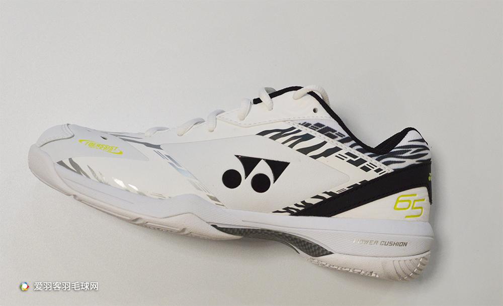 儿童打羽毛球穿什么鞋好(这款羽毛球鞋火了20年!国际选手几乎人手一双)