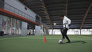 足球花式起球过人（五个花式过人技巧（不建议在实战中使用））