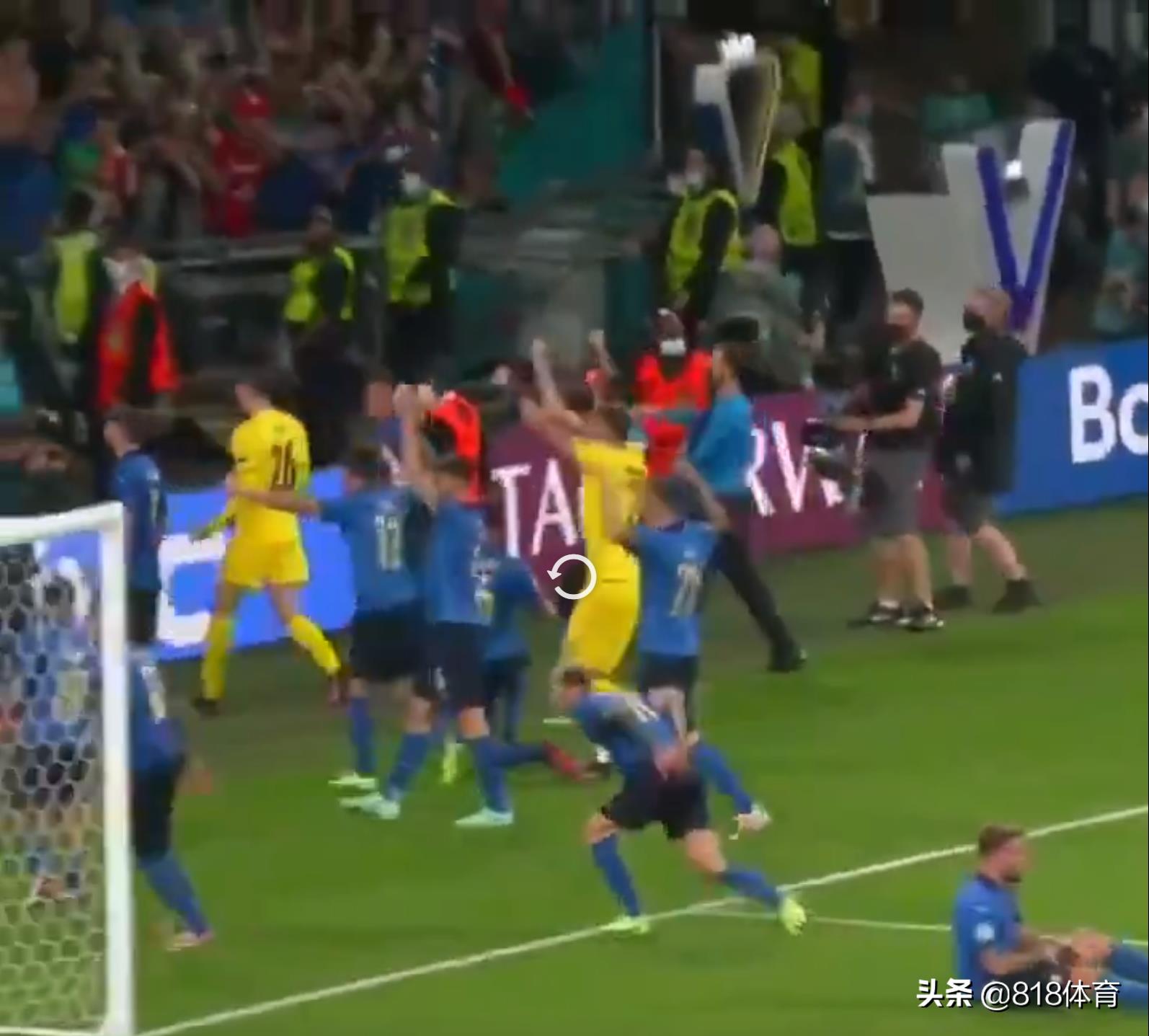 转载足球场上老二走光图片（大型社死现场!意大利队集体扑地庆祝,因莫比莱球裤掉了露出小内裤）