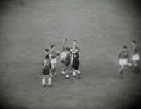 世界杯有没有打架视频（这是最粗野的一场世界杯！双方上演90分钟的球场群架）